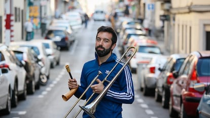 Jorge Moreno posa el pasado miércoles en la calle Isabelita Usera con un trombón y un albogue, la gaita serrana madrileña.