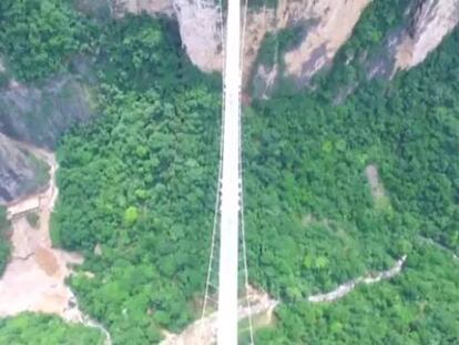 China inaugura el puente de cristal más largo y alto del mundo