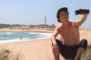 'Selfie' en la playa del Cabo de Trafalgar, en Cádiz.