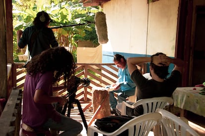 The film crew of 'Ernesto en la Tierra' records a scene in the Solentiname archipelago.