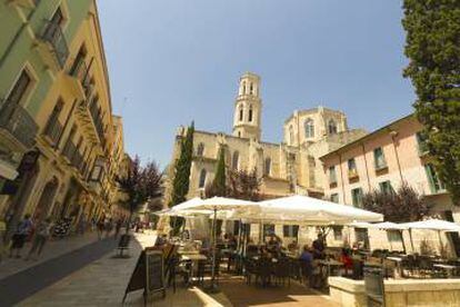 Una terraza en Figueres, con la iglesia de Sant Pere al fondo.