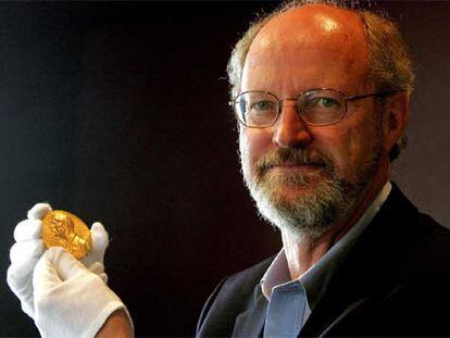 Robert Grubbs muestra en la Universidad de Canterbury (Nueva Zelanda) la medalla Nobel de Ernest Rutherford de 1908.
