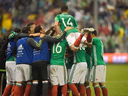 El equipo mexicano celebra su pase al Mundial.