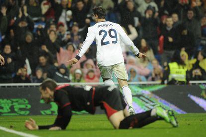 Morata celebra el primer gol del partido con un defensor del Rayo sobre el suelo.