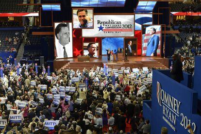 Delegados republicanos arropan a Mitt Romney en su designación oficial como candidato presidencial oficial del partido en el segundo día de la Convención Nacional Republicana en Tampa, Florida (EE UU).