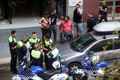 Seis agentes de la Guardia Urbana de Tarragona y de la zona azul, con Filella retenido en su silla de ruedas.