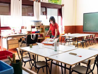 Una profesora prepara un aula en un colegio de Madrid.