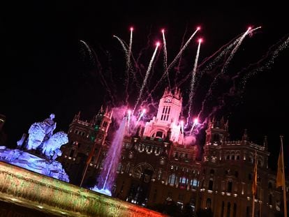 Espectáculo pirotécnico en la madrileña plaza de Cibeles dentro de las celebraciones del Día de la Hispanidad, el 12 de octubre del año pasado.