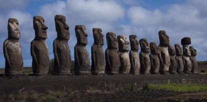 Moáis de la isla de Pascua construidos por los rapanui.