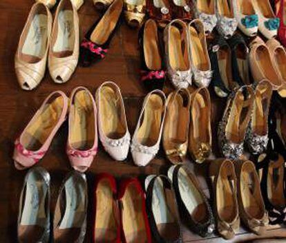Fotografía de zapatos de cholitas bolivianas en la exhibición "Los hilos de la vida", del Centro Cultural de España y la fundación privada Palliri, en La Paz (Bolivia).