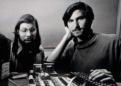 Steve Jobs y Steve Wozniak en su primer ordenador, el Apple I, en una imagen proyectada años más tarde en una presentación del a firma.