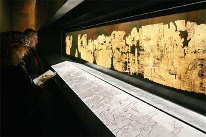Dos visitantes contemplan el Papiro de Artemidoro, expuesto en el palacio Bicherasio de Turín, en febrero de 2005.