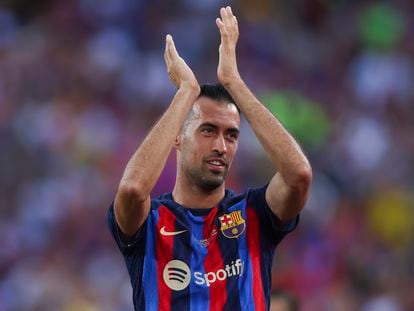 Sergio Busquets aplaude tras un partido en el Camp Nou, en 2022.