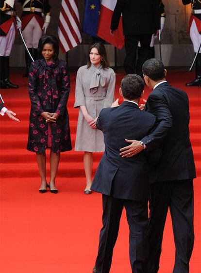 Michelle Obama y Carla Bruni, frente a sus maridos a su llegada a la cumbre de la OTAN en Estrasburgo.