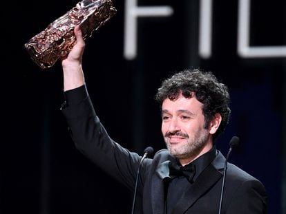 El director Rodrigo Sorogoyen recoge el César a la mejor película extranjera por 'As bestas' en los premios del cine francés, en una gala celebrada en la sala Olympia de París.