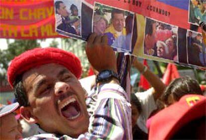 Un manifestante exhibe fotos de Hugo Chávez en la marcha de apoyo al presidente venezolano.