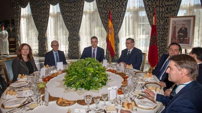 El presidente del Gobierno, Pedro Sánchez (a la izquierda de la bandera española) y a la izquierda el jefe de Gobierno de Marruecos, Azia Ajanuch, este miércoles en Rabat (Marruecos).