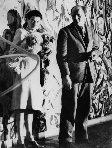 Peggy Guggenheim y Jackson Pollock ante 'Mural'.
