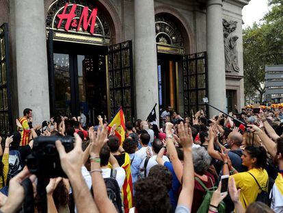 Manifestantes piden el cierre de un comercio durante la huelga general.