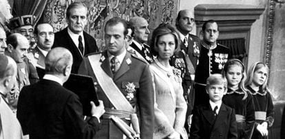 Don Juan Carlos jura las Leyes Fundamentales en las Cortes durante su proclamación como Rey, el 22 de noviembre de 1975.