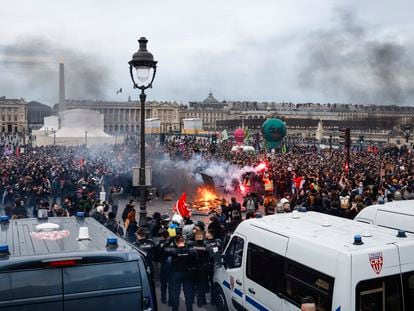 Manifestantes se concentraron en la Plaza de la Concordia, frente al Parlamento francés en París, después de que la primera ministra, Élisabeth Borne, utilizara el controvertido Artículo 49.3 de la Constitución el pasado 16 de marzo.