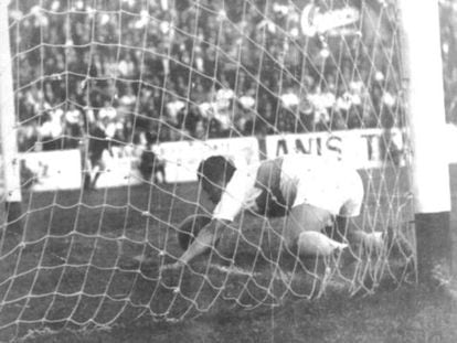 Romero marca al Murcia en 1963.