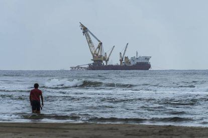 La actividad petrolera frente a las costas del puerto de Dos Bocas (Tabasco).