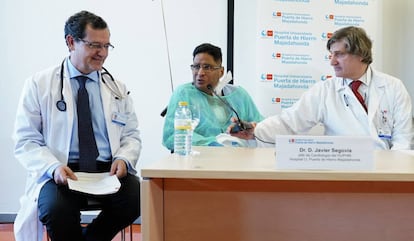El paciente, Jorge Washington, este lunes con Javier Segovia (i.), jefe del servicio de Cardiología del Puerta de Hierro, y Alberto Forteza, jefe del servicio de Cirugía Cardíaca.