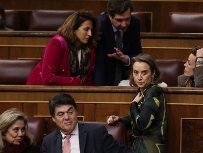 La portavoz del PP en el Congreso, Cuca Gamarra, junto a diputados de su partido durante el pleno de este jueves en Madrid.