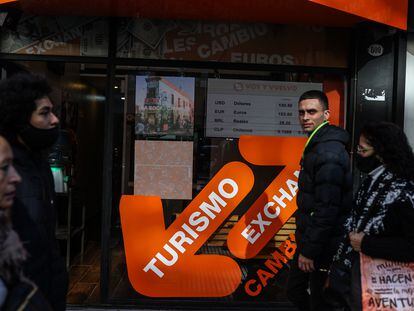 Personas caminan frente a una casa de cambio en Buenos Aires (Argentina).