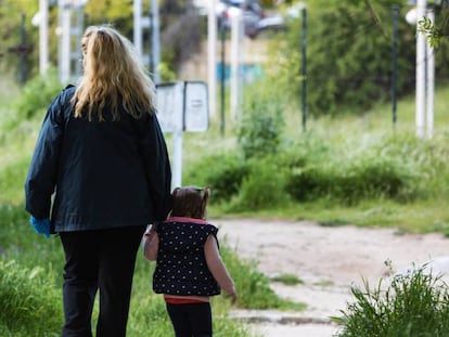 Una madre pasea con su hija en Madrid.