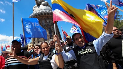 El candidato presidencial  Yaku Pérez y Nory Pinela, portan chalecos antibalas, durante el cierre de campaña, en Quito, Ecuador.