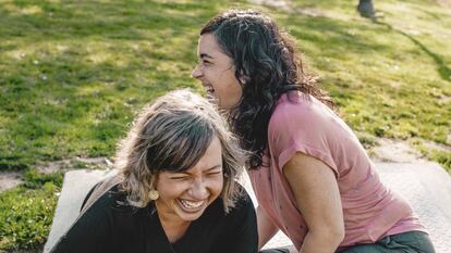 Marta Gayo (a la izquierda) y Estíbaliz Garrido (a la derecha), enfermeras y amigas desde hace más de 20 años, vivieron juntas el colapso hospitalario en Madrid en el comienzo de la pandemia.