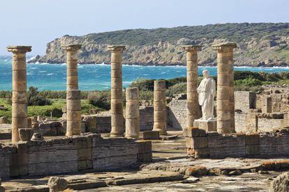 Ruinas romanas de Baelo Claudia, junto a la playa de Bolonia, al fondo, en Tarifa (C&aacute;diz). 
