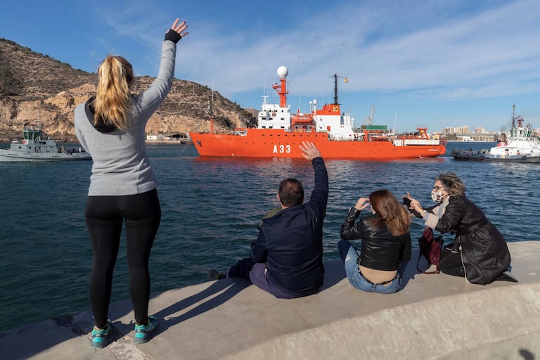 Familiares de los marineros del Hespérides se despiden de sus familiares en Cartagena, el 30 de diciembre, antes de parar en Canarias.