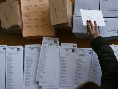 Papeletas electorales en un colegio de Madrid. 