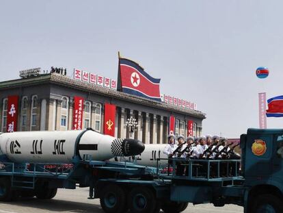 Un veh&iacute;culo militar con dos misiles a bordo participa en un desfile por la festividad del D&iacute;a del Sol en la plaza Kim Il Sung, en Pionyang (Corea del Norte).