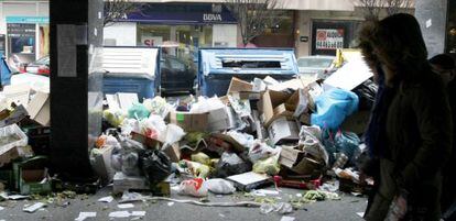Acumulación de basuras en una calle de Las Arenas debido a la huelga. 