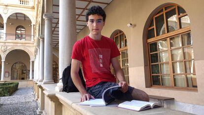 Ignacio Martínez Leandro, estudiante de latín, en la biblioteca Antonio Nebrija de la Universidad de Murcia.