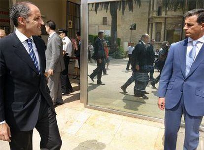 Francisco Camps (a la izquierda) y Ricardo Costa, durante un acto celebrado ayer en Valencia.