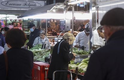Varios personas comprando en el Mercado Central en València hace unos días.