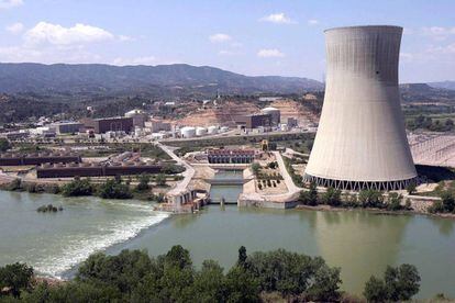 Complex nuclear d'Ascó amb la torre de refrigeració en primer pla.