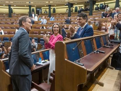 Alberto Núñez Feijóo es aplaudido a su llegada al Congreso, este miércoles.