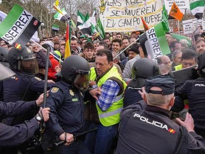 Enfrentamientos entre agentes y manifestantes en Don Benito (Badajoz), este miércoles.