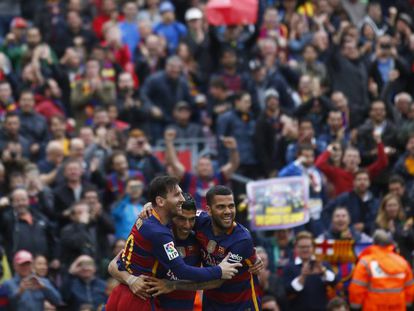 Messi, Su&aacute;rez y Alves, con la afici&oacute;n de fondo en el Bar&ccedil;a-Espanyol. 