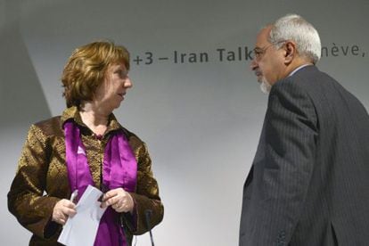 Catherine Ashton, y el ministro de Exteriores iraní, Mohammad Javad Zarif, ayer en Ginebra.