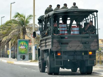 Soldados patrullaban ayer las playas de Salvador de Bahia, en medio de la huelga de polic&iacute;as.