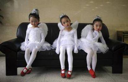 Niñas esperando para participar en un evento promocional en Kumming, Yunnan (China).