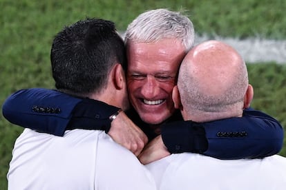 Didier Deschamps, celebrando con sus ayudantes la victoria ante Dinamarca.