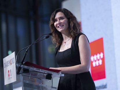 La presidenta de la comunidad de Madrid, Isabel Díaz Ayuso, pronuncia un discurso durante la celebración del Día de la Comunidad de Madrid este viernes en FITUR.